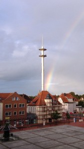 Der Abacus Turm hinter dem Marktplatz von Nordenham: Musik wie Licht!